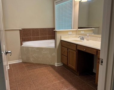 69 N Hill Avenue - Photo Thumbnail 6
