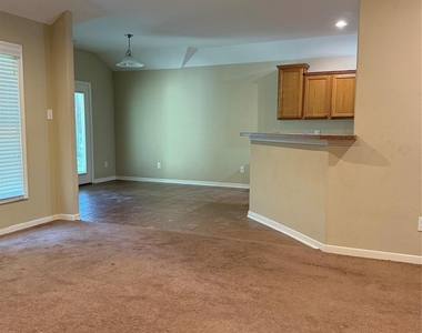 69 N Hill Avenue - Photo Thumbnail 3