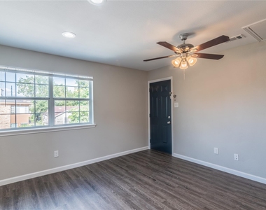 3102 Wentworth Street - Photo Thumbnail 4