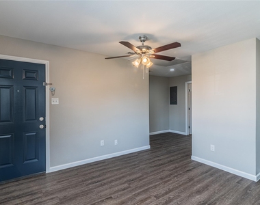 3102 Wentworth Street - Photo Thumbnail 3