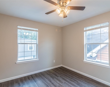 3102 Wentworth Street - Photo Thumbnail 11