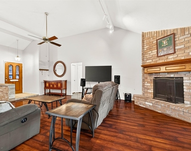 15343 Meadow Village Drive - Photo Thumbnail 5