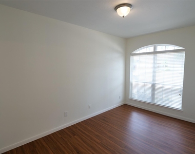 6119 Lakenshire Falls Lane - Photo Thumbnail 5