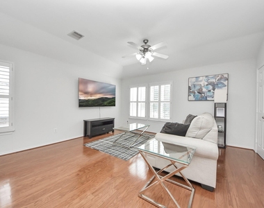 943 W Heights Hollow Lane - Photo Thumbnail 10