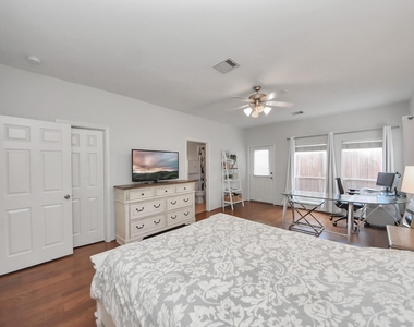 943 W Heights Hollow Lane - Photo Thumbnail 5