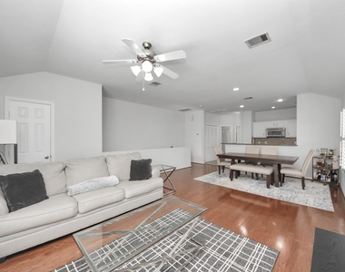 943 W Heights Hollow Lane - Photo Thumbnail 11