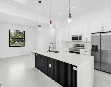1117 Ne 14th Terrace - Photo Thumbnail 5