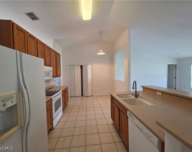 1014 Nw 31st Place - Photo Thumbnail 8