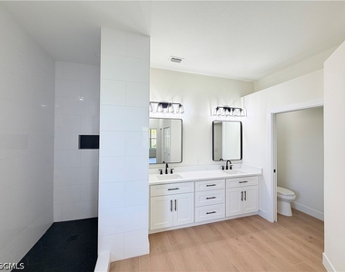 11001 Sea Tropic Lane - Photo Thumbnail 14
