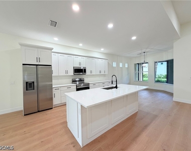 11001 Sea Tropic Lane - Photo Thumbnail 3