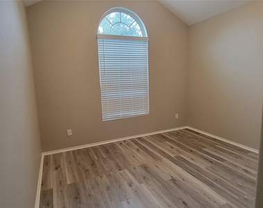 5426 Floral Valley Lane - Photo Thumbnail 16