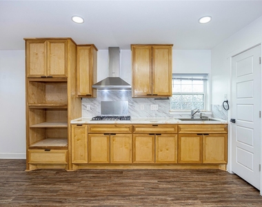 10930 Exeter Street - Photo Thumbnail 4