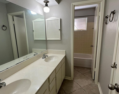 11702 Brighton Lane - Photo Thumbnail 6