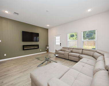5111 Firnat Street - Photo Thumbnail 9