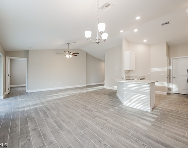 919 Rita Avenue N - Photo Thumbnail 2