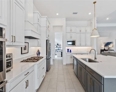 15394 Turin Drive - Photo Thumbnail 11