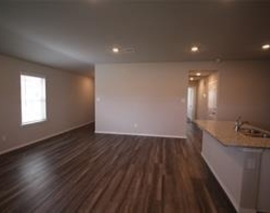 323 Pecos Drive - Photo Thumbnail 6