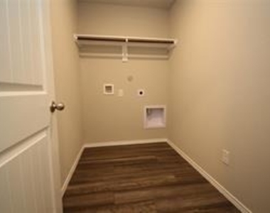 323 Pecos Drive - Photo Thumbnail 14