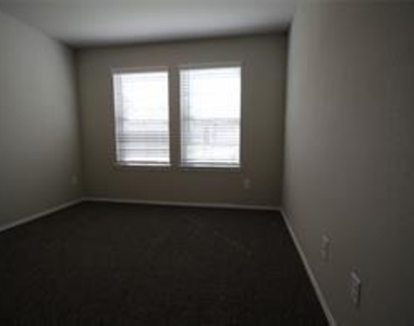 323 Pecos Drive - Photo Thumbnail 9