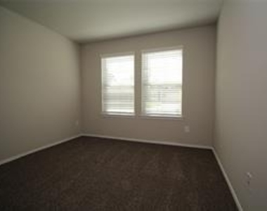 323 Pecos Drive - Photo Thumbnail 15