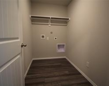 323 Pecos Drive - Photo Thumbnail 11