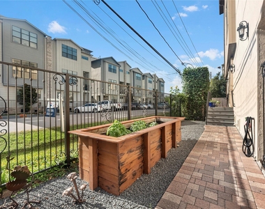 1102 W 15th 1/2 Street - Photo Thumbnail 5