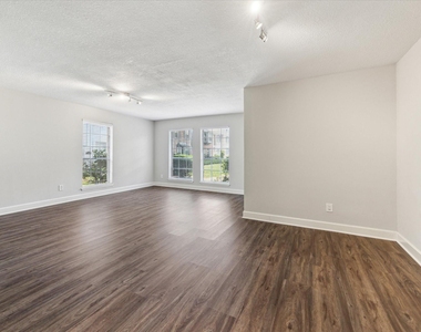 1107 Country Place Drive - Photo Thumbnail 3