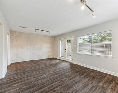 1107 Country Place Drive - Photo Thumbnail 6