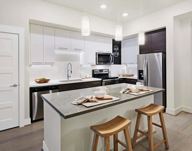 2727 Travis Street - Photo Thumbnail 3