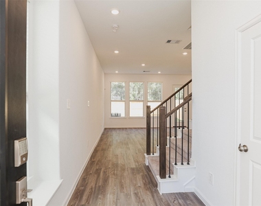625 Royal Arch Drive - Photo Thumbnail 4
