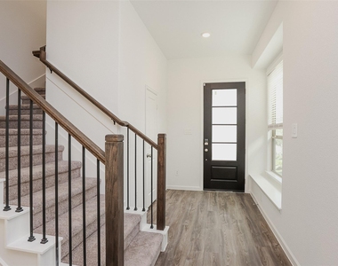 625 Royal Arch Drive - Photo Thumbnail 5