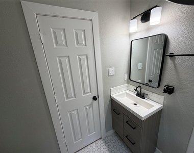 1210 E 33rd Street - Photo Thumbnail 7