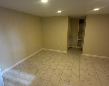 1100 Orchid Street - Photo Thumbnail 7