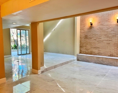 4560 Bellaire Boulevard - Photo Thumbnail 3