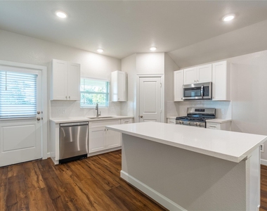 815 Roosevelt - Photo Thumbnail 15