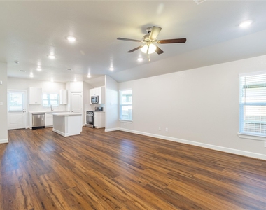 815 Roosevelt - Photo Thumbnail 2