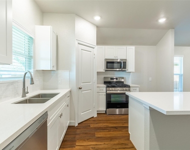 815 Roosevelt - Photo Thumbnail 11