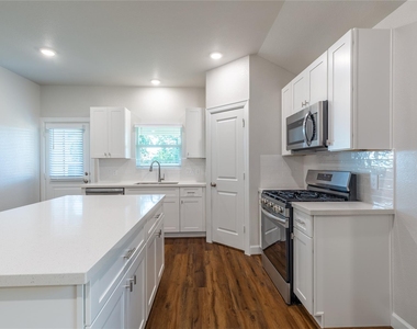 815 Roosevelt - Photo Thumbnail 14