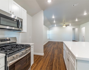 815 Roosevelt - Photo Thumbnail 13