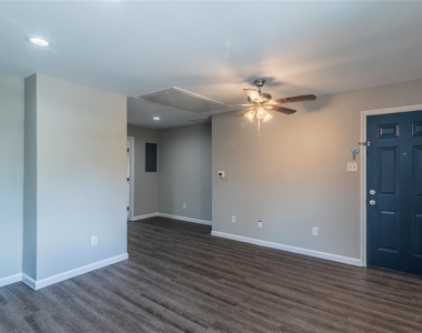 3102 Wentworth Street - Photo Thumbnail 3