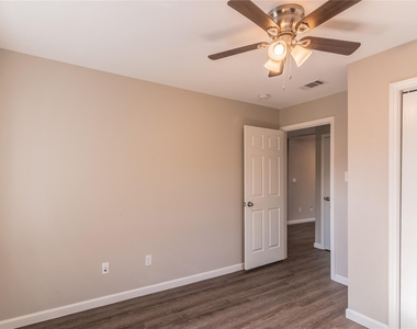 3102 Wentworth Street - Photo Thumbnail 9
