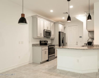 1800 Noel Place - Photo Thumbnail 4