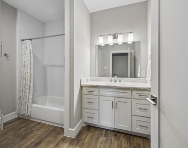 940 W 21st Street - Photo Thumbnail 16