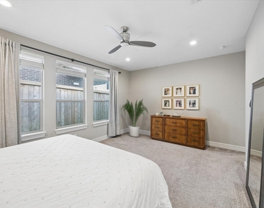 940 W 21st Street - Photo Thumbnail 11