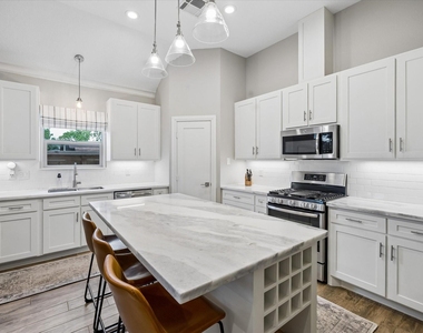 940 W 21st Street - Photo Thumbnail 5