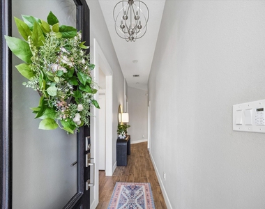 940 W 21st Street - Photo Thumbnail 3