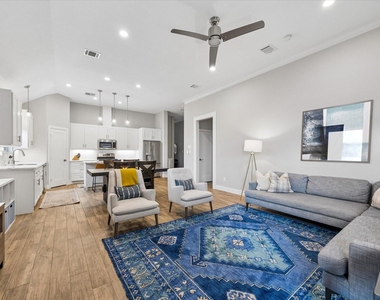 940 W 21st Street - Photo Thumbnail 6