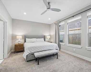940 W 21st Street - Photo Thumbnail 10