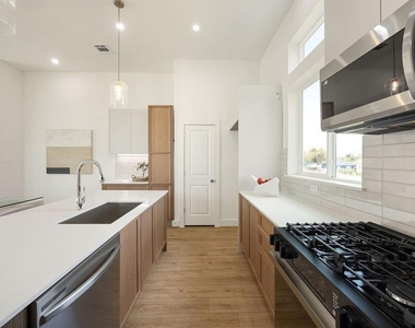 1713 Mary Street - Photo Thumbnail 3