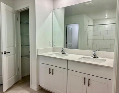 17606 Happytrails Street - Photo Thumbnail 30